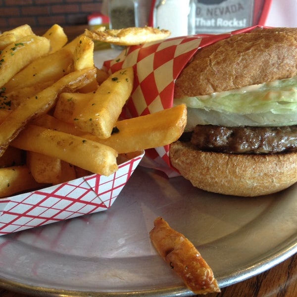 Foto diambil di Burger Me oleh Guy J. pada 12/7/2013