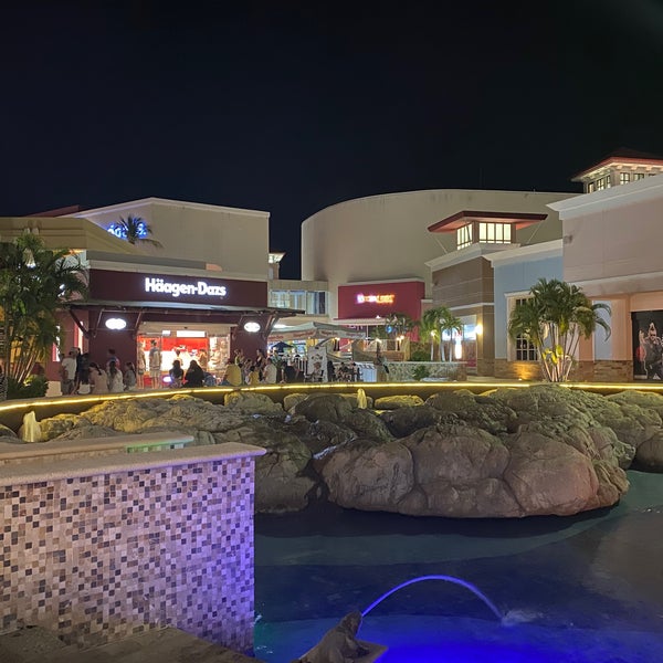 Foto diambil di La Isla Acapulco Shopping Village oleh Jackie C. pada 3/15/2020