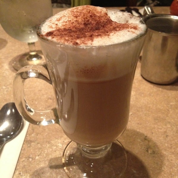 10/20/2012 tarihinde Max S.ziyaretçi tarafından Cafe Madison'de çekilen fotoğraf