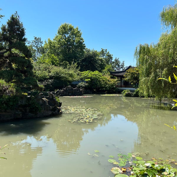 Foto diambil di Dr. Sun Yat-Sen Classical Chinese Garden oleh Jacob V. pada 7/27/2022