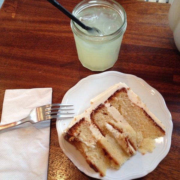 1/25/2014 tarihinde Marie V.ziyaretçi tarafından Sugarplum Cake Shop'de çekilen fotoğraf