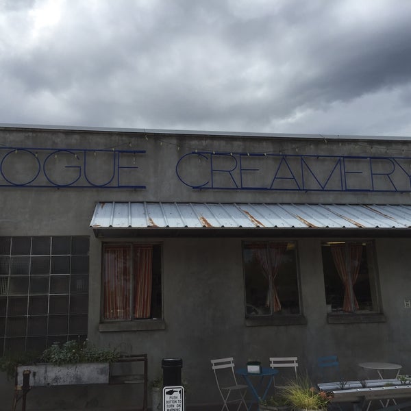 Photo taken at Rogue Creamery by Harry H. on 7/10/2015