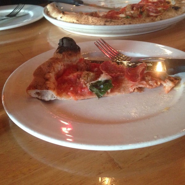 Foto scattata a Tutta Bella Neapolitan Pizzeria da Jason H. il 4/1/2014