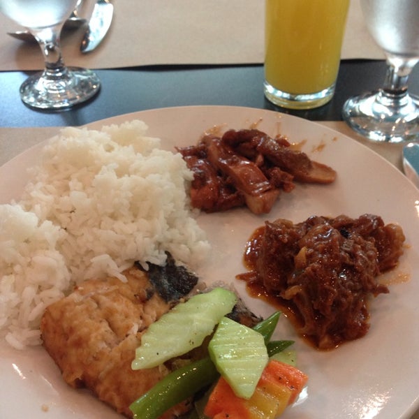 Foto tomada en The Greenstone Brunch Buffet  por Lovely Y. el 5/16/2014