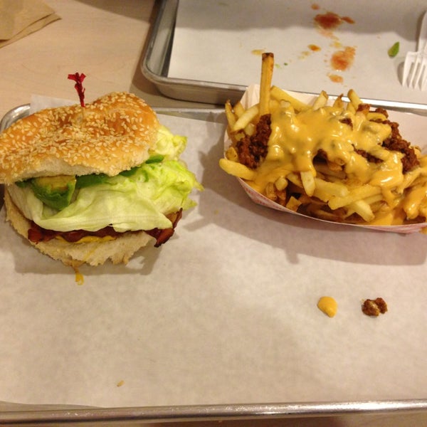 Foto scattata a Moe&#39;s Burger Joint da Shane G. il 3/4/2013