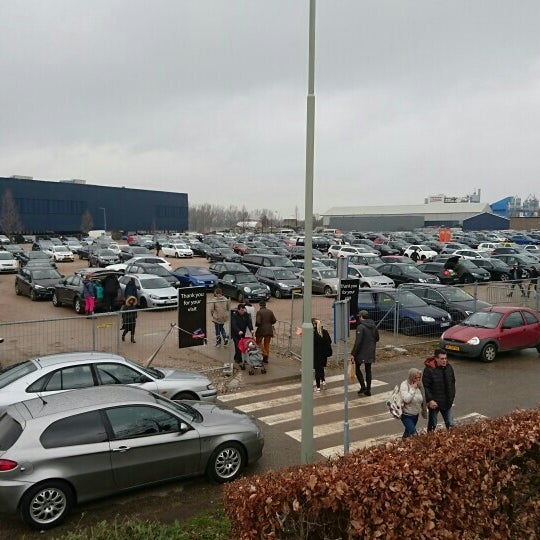 Парковка внуково аутлет виладж. Парковка аутлет. Аутлет вилладж пулково. Аутлет внуково. Парковка аутлет.