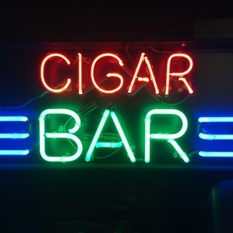 รูปภาพถ่ายที่ Tobacco Locker Cigar Bar โดย Tobacco L. เมื่อ 10/21/2015