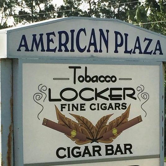 รูปภาพถ่ายที่ Tobacco Locker Cigar Bar โดย Tobacco L. เมื่อ 10/21/2015