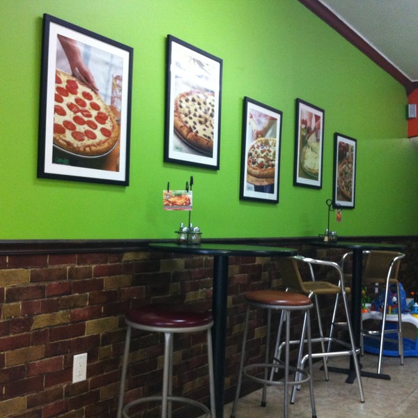 Снимок сделан в T.O. Pizza Shop пользователем Evelyne Z. 5/11/2013