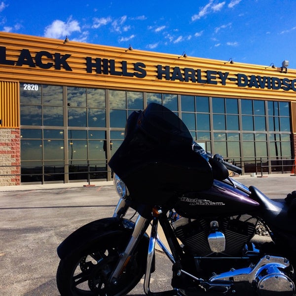 รูปภาพถ่ายที่ Black Hills Harley-Davidson โดย Chris L. เมื่อ 10/9/2014