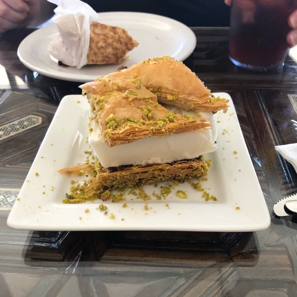 Das Foto wurde bei Aladdin Mediterranean Restaurant von Chris J. am 2/7/2018 aufgenommen