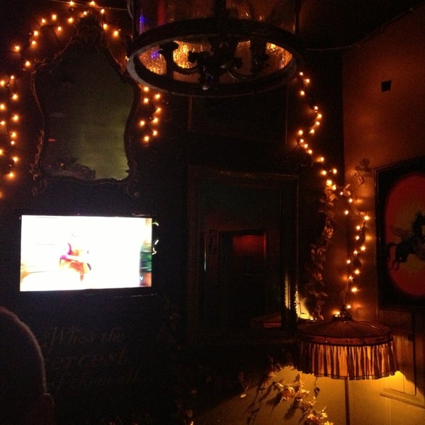 รูปภาพถ่ายที่ Fairytail Lounge โดย Jay Y. เมื่อ 8/17/2013