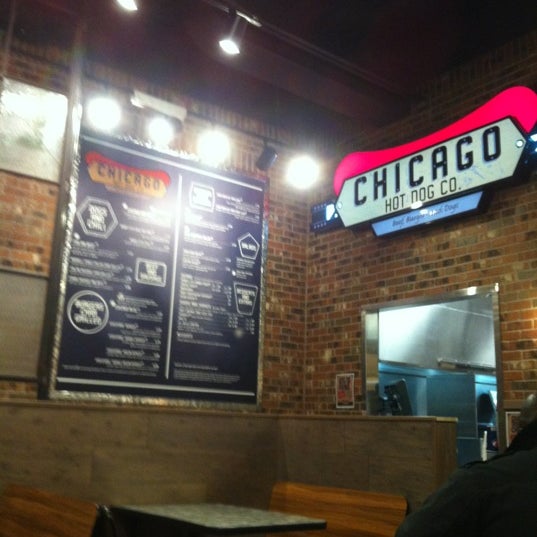 12/28/2012 tarihinde Dimitris C.ziyaretçi tarafından Chicago Hot Dog Co.'de çekilen fotoğraf