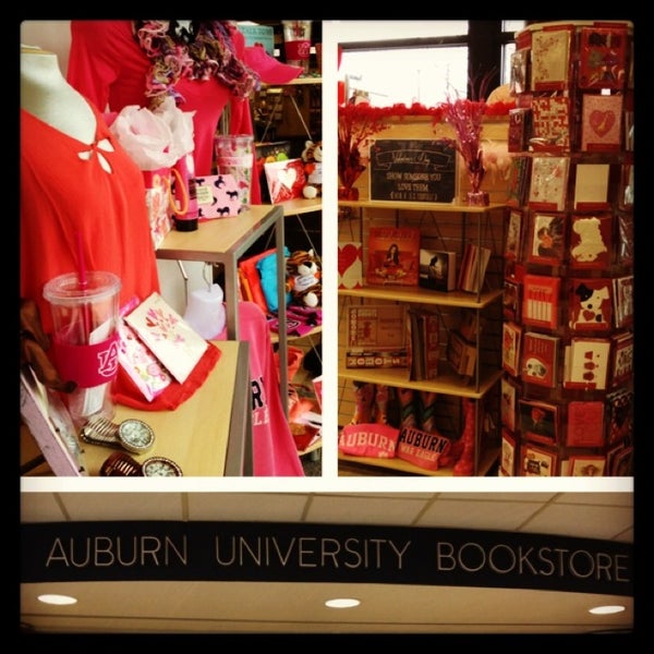 2/14/2013 tarihinde Jennifer E.ziyaretçi tarafından Auburn University Bookstore'de çekilen fotoğraf