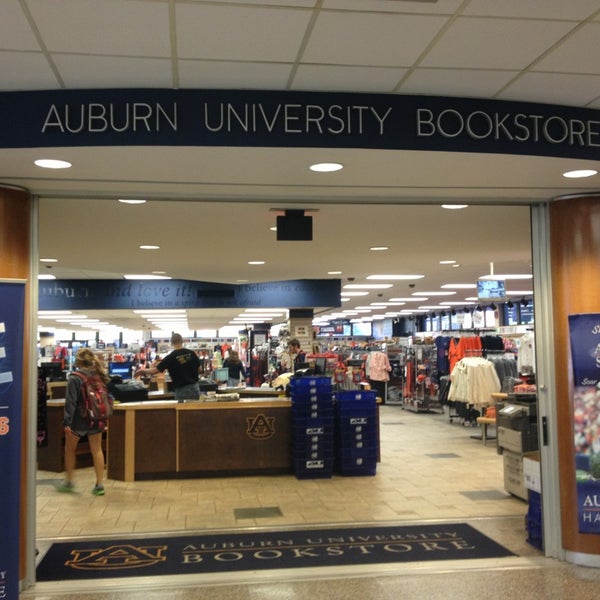 2/6/2013 tarihinde Jennifer E.ziyaretçi tarafından Auburn University Bookstore'de çekilen fotoğraf