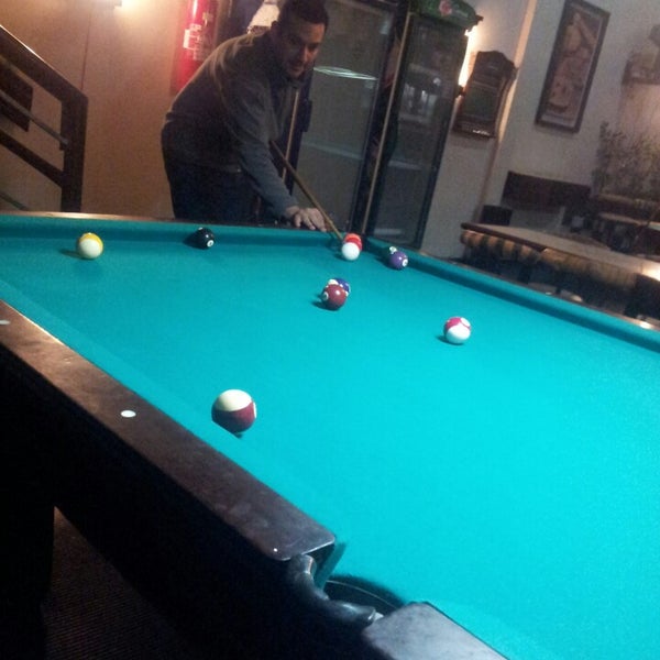 Photo taken at Queen&#39;s Snooker Burger Bar by Eder Mendes O. on 5/30/2013