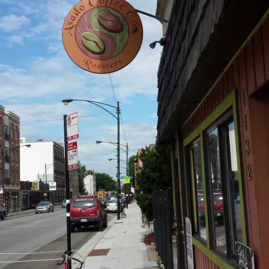 A relatively new addition to the Lakeview neighborhood. A very small menu, the freshest of beans, roasted in-house, and they use liquid sweetener. Friendly baristas and owner and delicious coffee!