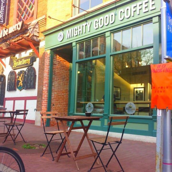 Foto diambil di Mighty Good Coffee oleh Aaron C. pada 5/8/2015