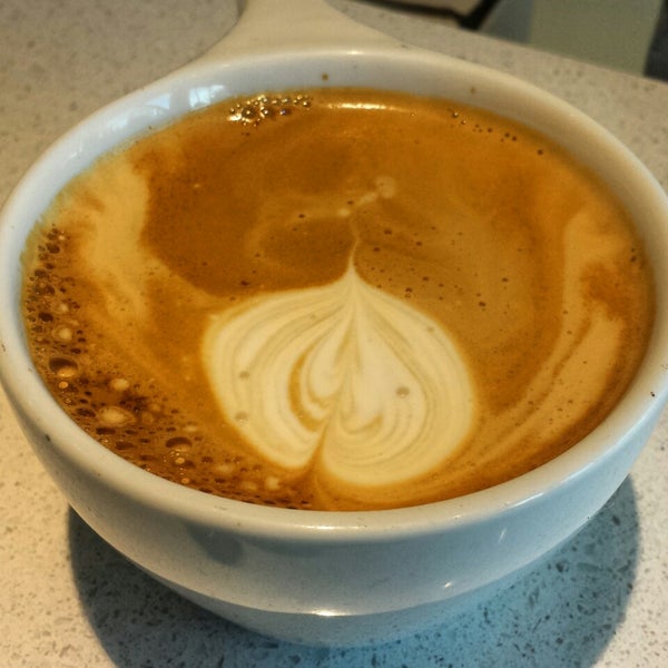 Foto diambil di Glassbox Coffee &amp; Juice oleh Aaron C. pada 10/9/2014