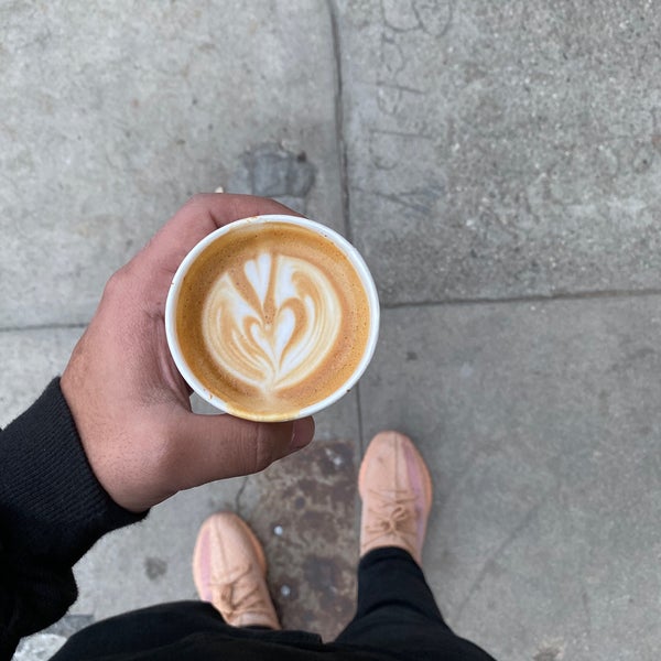 Foto diambil di Menotti&#39;s Coffee Stop oleh MJ 🇶🇦 pada 12/30/2019
