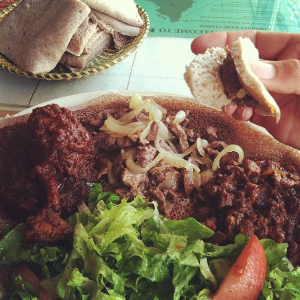 Foto tomada en Red Sea Ethiopian Restaurant  por Liz P. el 9/29/2012