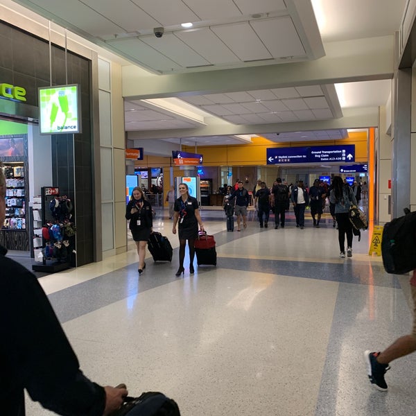 รูปภาพถ่ายที่ Terminal A โดย Jeffrey D. เมื่อ 6/22/2019