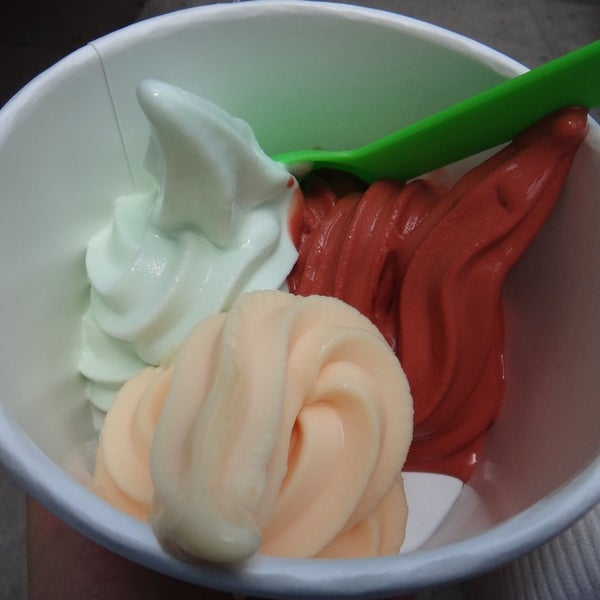 รูปภาพถ่ายที่ Yooglers Frozen Yogurt โดย Tina L. เมื่อ 7/17/2013