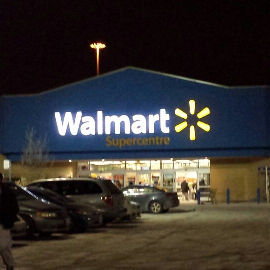 รูปภาพถ่ายที่ Walmart Supercentre โดย Brigitte L. เมื่อ 1/5/2014