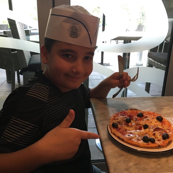 What a superb place! We all enjoyed the food, atmosphere! Kids enjoyed to the max, they prepared their own pizza too!