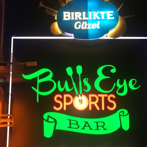 Foto tirada no(a) Bull&#39;s Eye Sports &amp; Bar por DenizDerin D. em 6/6/2018