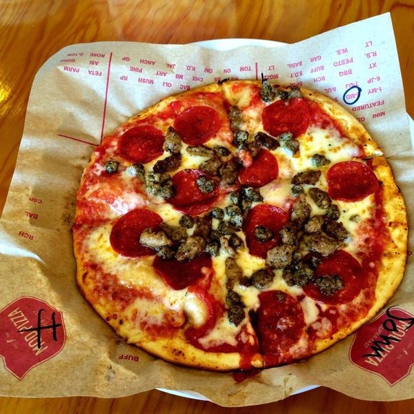 รูปภาพถ่ายที่ Mod Pizza โดย John O. เมื่อ 9/2/2014