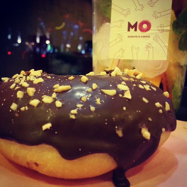 รูปภาพถ่ายที่ MO Donuts &amp; Coffee โดย Kosty R. เมื่อ 12/29/2012