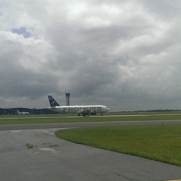 รูปภาพถ่ายที่ Wilmington Airport โดย Sean M. เมื่อ 7/3/2013