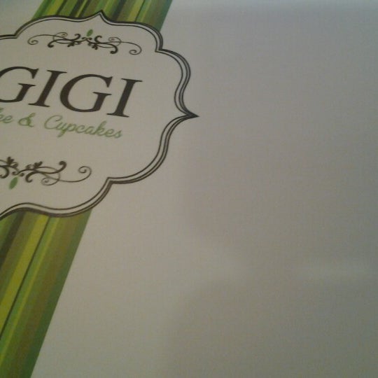 Foto diambil di GIGI Coffee &amp; Cupcakes oleh Celine I. pada 12/4/2012