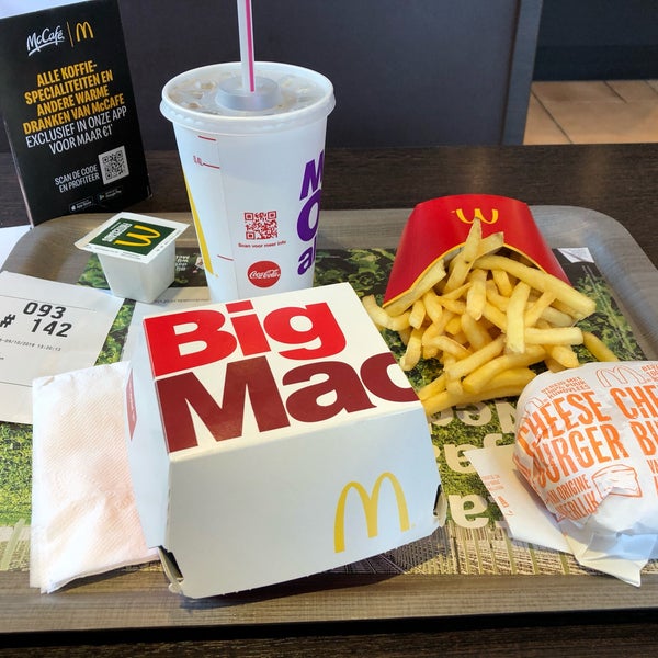 รูปภาพถ่ายที่ McDonald&#39;s โดย Erik R. เมื่อ 10/9/2019