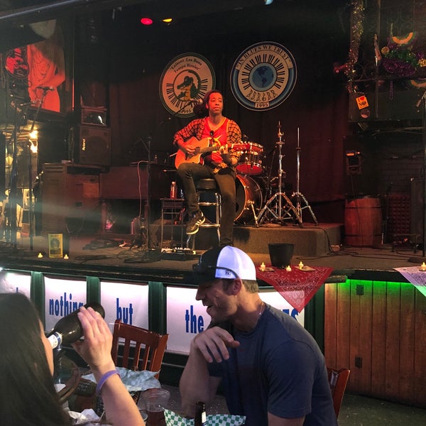 Foto tomada en Bourbon Street Blues and Boogie Bar  por Yauhen Z. el 4/13/2018