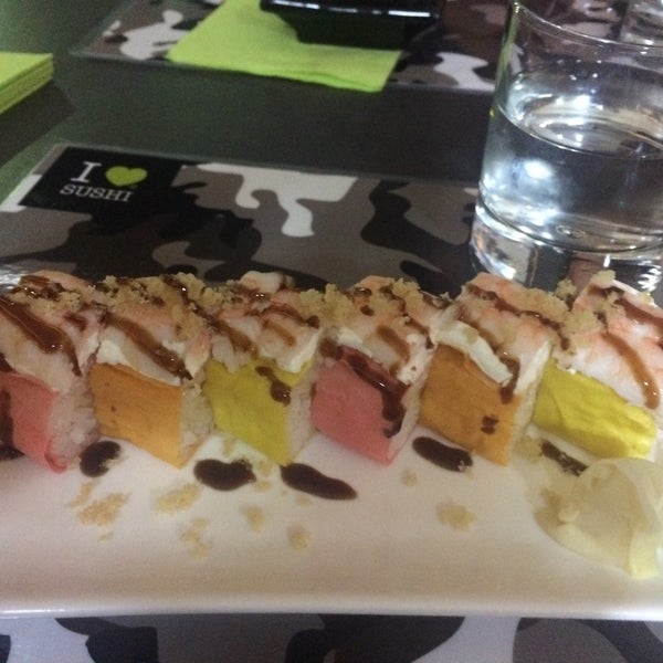 Foto tirada no(a) I Love Sushi por Erika B. em 12/16/2014