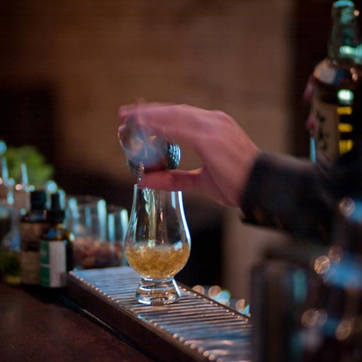 Ici, la spécialité est le cocktail, mais surtout le whisky ! Les amateurs de scotch l’auront compris grâce au nom.