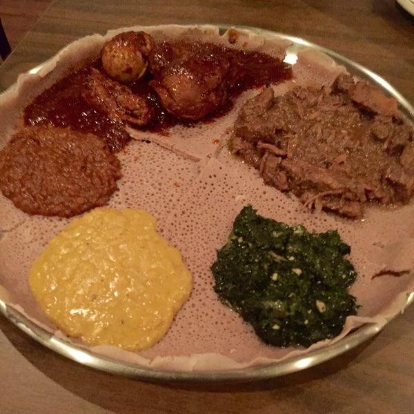 Das Foto wurde bei Ras Dashen Ethiopian Restaurant von Mary Kay H. am 9/21/2015 aufgenommen