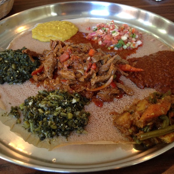 Foto tomada en Ras Dashen Ethiopian Restaurant  por Mary Kay H. el 9/1/2014