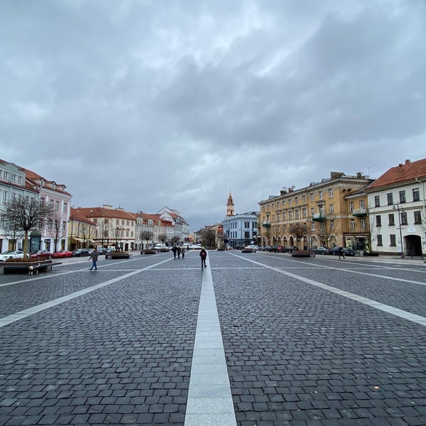 2/21/2022 tarihinde Scott S.ziyaretçi tarafından Rotušės aikštė  | Town Hall Square'de çekilen fotoğraf