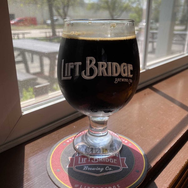 Foto tirada no(a) Lift Bridge Brewing Company por Mac R. em 5/18/2022