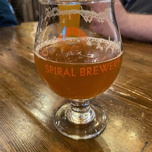 Foto tomada en Spiral Brewery  por Mac R. el 11/6/2021