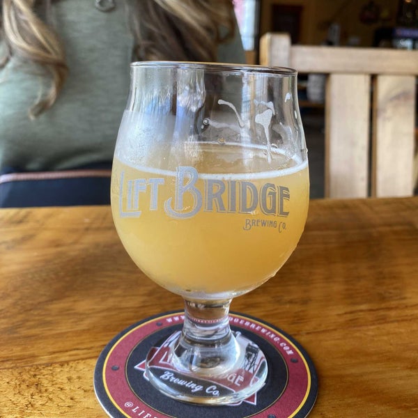 Foto tirada no(a) Lift Bridge Brewing Company por Mac R. em 5/18/2022