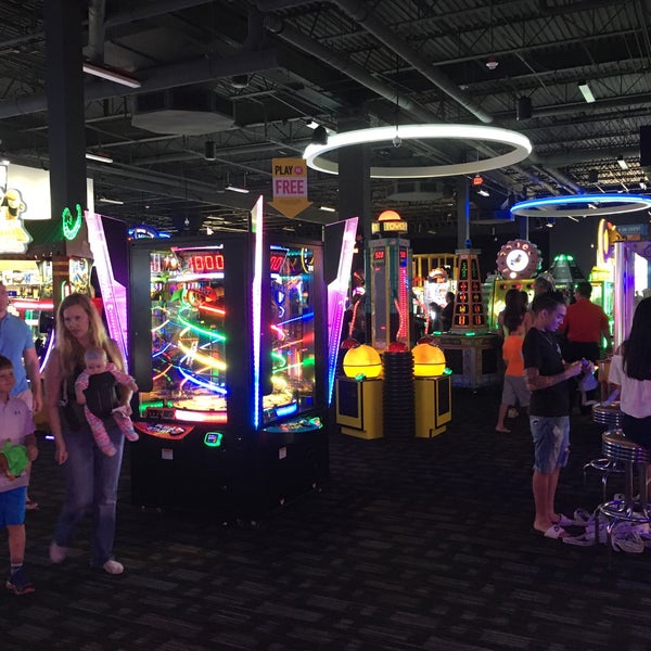 Das Foto wurde bei Dave &amp; Buster&#39;s von Aaron R. am 8/10/2016 aufgenommen