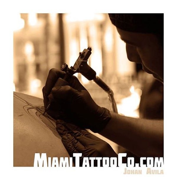Photo prise au Miami Tattoo Co.©™ par Amor Sierra le7/12/2013