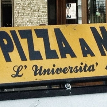 6/5/2013 tarihinde GnamBoxziyaretçi tarafından Ristorante Pizza a Metro da &quot;Gigino&quot; L&#39;Università della pizza'de çekilen fotoğraf
