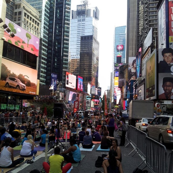 รูปภาพถ่ายที่ Solstice In Times Square โดย Caitlin A. เมื่อ 6/21/2013