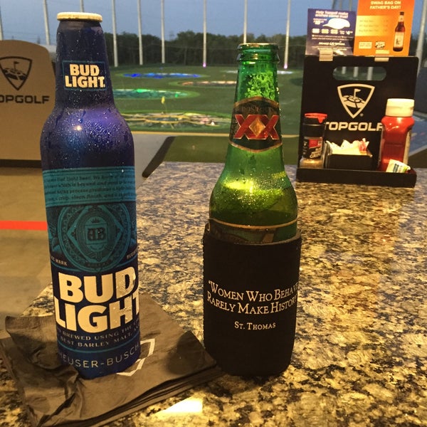 รูปภาพถ่ายที่ Topgolf โดย RuTh เมื่อ 6/18/2016