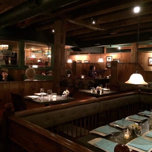 Foto tirada no(a) Harrison&#39;s Restaurant &amp; Bar por Irene F. em 2/5/2015